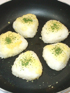 焼きおにぎり♪簡単!残りご飯+粉チーズ-レシピのメイン写真