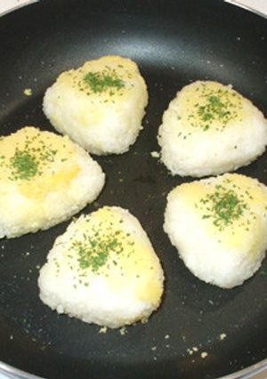 焼きおにぎり♪簡単！残りご飯＋粉チーズ-レシピのメイン写真