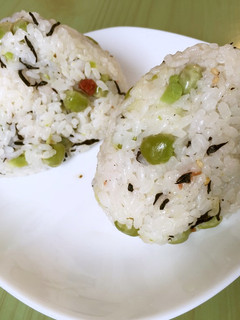 ☆梅ひじきと豆ご飯おにぎり-レシピのメイン写真