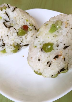 ☆梅ひじきと豆ご飯おにぎり-レシピのメイン写真