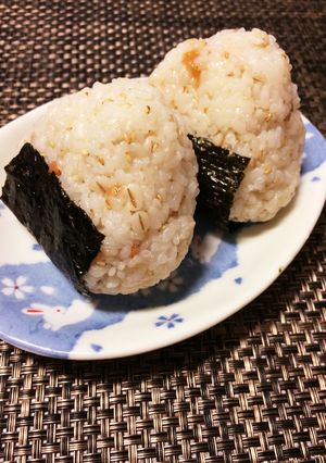 バターでまろやか♫梅ごまおにぎり-レシピのメイン写真