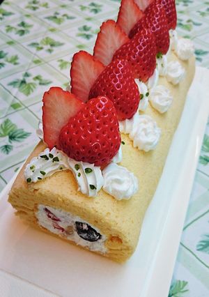 ふわふわフルーツロールケーキ-レシピのメイン写真