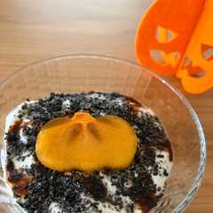 รูปของ ハロウィンに🎃柿と黒胡麻のヨーグルト