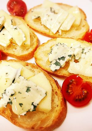ブルーチーズ林檎ハニー♪のメルバトースト-レシピのメイン写真