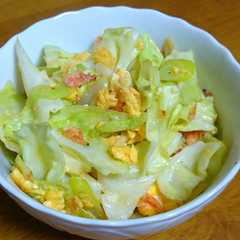 A picture of 卵とキャベツの炒めもの.