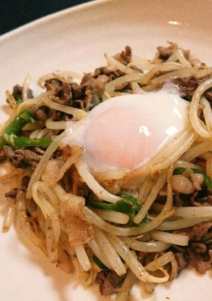 糖質制限♪もやし炒め温泉卵のせ-レシピのメイン写真