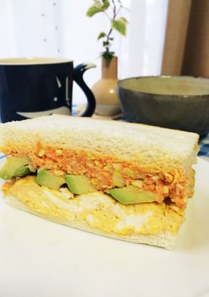 人参とキャベツと卵焼きサンド！アボガドも-レシピのメイン写真