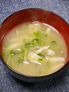 免疫力アップ!舞茸と豆苗の味噌汁-レシピのメイン写真