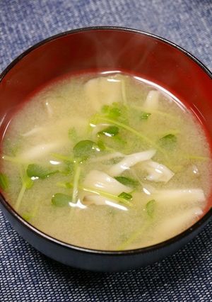 免疫力アップ!舞茸と豆苗の味噌汁-レシピのメイン写真
