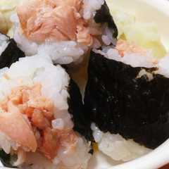 A picture of 【幼児食・簡単♡】ちょっきんおむすび♡.