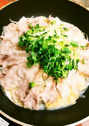 簡単！豚バラともやしDEフライパン蒸し♪-レシピのメイン写真