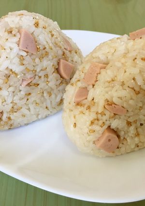 ☆醤油ゴマと魚肉ソーセージ おにぎり-レシピのメイン写真
