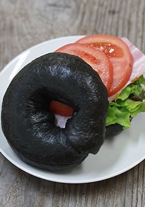 竹炭パウダーで作れるもっちり♪黒ベーグル-レシピのメイン写真