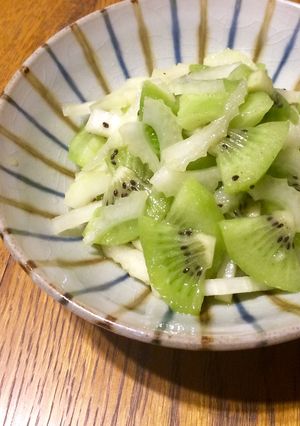 セロリとキウイのあまずっぱいサラダ-レシピのメイン写真