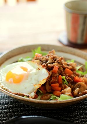 香味ペーストで豚そぼろきのこ丼-レシピのメイン写真