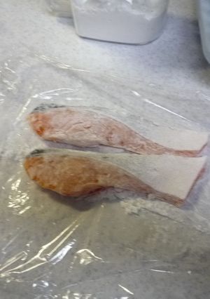 ラップで楽チン☆肉・魚に粉をつける方法-レシピのメイン写真