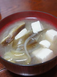 玉ねぎ・豆腐・なすの味噌汁-レシピのメイン写真