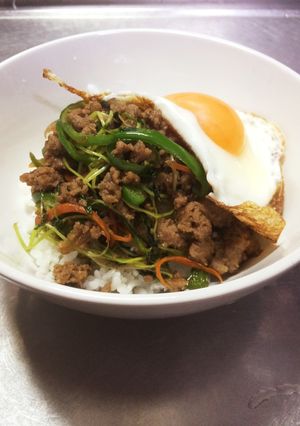 豆苗と挽肉のまぜまぜ丼-レシピのメイン写真