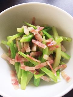 ブロッコリーの茎とベーコン炒め-レシピのメイン写真