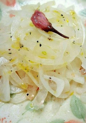 『新玉葱のスライス 桜のドレッシング』-レシピのメイン写真