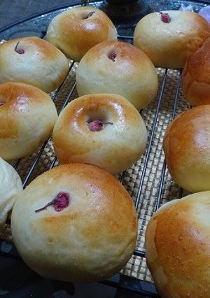 桜あんこたっぷりのあんぱん♪-レシピのメイン写真