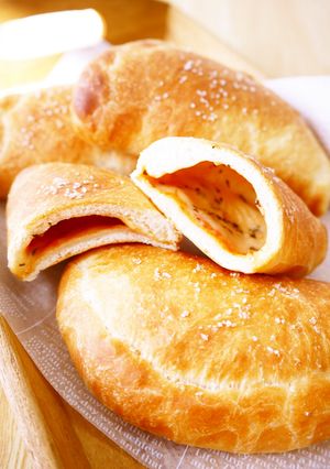 朝食ランチおやつに♪包み焼きピザ☆塩パン-レシピのメイン写真