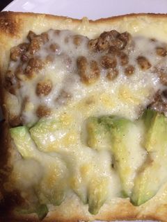 納豆&アボカドチーズトースト-レシピのメイン写真