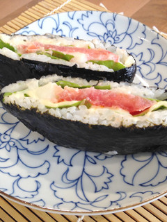 ポテトサラダとトマトのおにぎらず-レシピのメイン写真