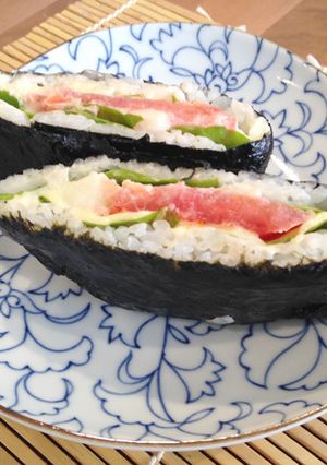 ポテトサラダとトマトのおにぎらず-レシピのメイン写真