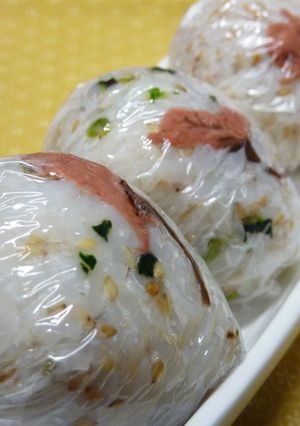 桜おにぎり梅塩味☆春の行楽弁当にいかが？-レシピのメイン写真