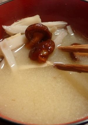 なめこ、霜降りシメジ、蓮根の味噌汁-レシピのメイン写真