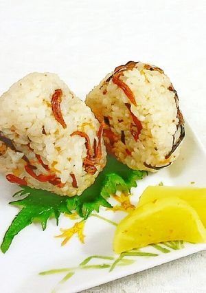 いかなごのくぎ煮と塩昆布のおにぎり♪-レシピのメイン写真