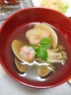 蛤と占地と三つ葉のお吸い物♡花麩をのせて-レシピのメイン写真