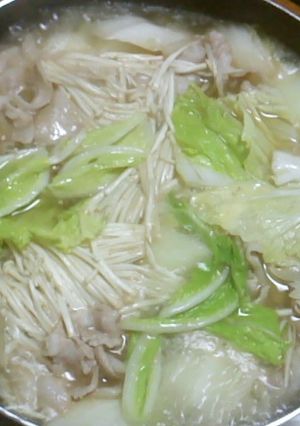 材料ちょっとで、豚バラ・白菜鍋♪ -レシピのメイン写真