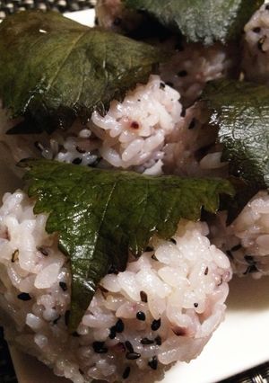 春のおにぎり！大葉と雑穀米で桜餅風っ〜-レシピのメイン写真