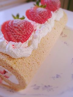 ふわふわ苺のロールケーキ-レシピのメイン写真