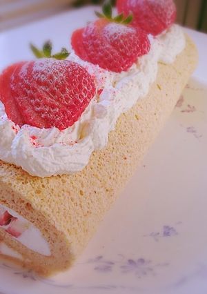 ふわふわ苺のロールケーキ-レシピのメイン写真