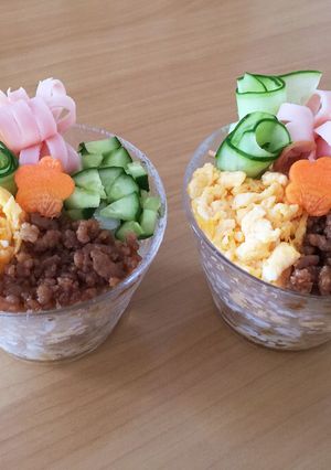 カップで3色丼-レシピのメイン写真