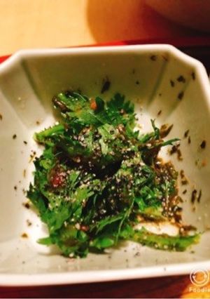 春菊の葉とあかもくのたたき梅あえ-レシピのメイン写真