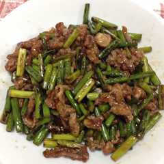 รูปของ ニンニクの芽と豚肉のオイスターソース炒め