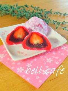 ピンク色に華やかな苺大福-レシピのメイン写真