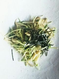 ごぼうと豆苗の胡麻ドレッシング和えサラダ-レシピのメイン写真