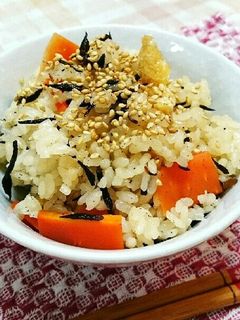 めんつゆで!ひじきと梅の簡単炊き込みご飯-レシピのメイン写真