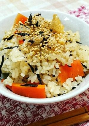 めんつゆで！ひじきと梅の簡単炊き込みご飯-レシピのメイン写真