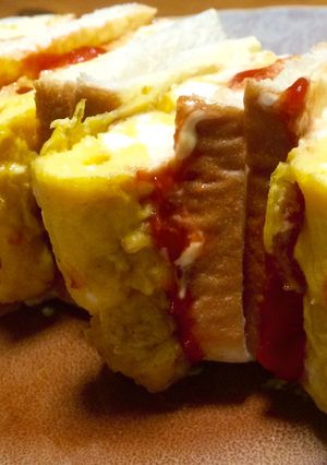 ランチに♡はみだしてる厚焼卵サンドイッチ-レシピのメイン写真
