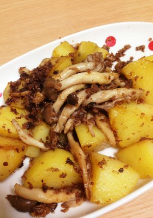 じゃがいもとシメジの挽肉炒め♡-レシピのメイン写真