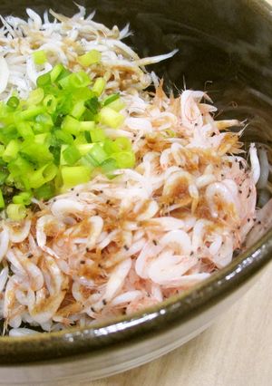 釜揚オキアミ（桜海老）・しらす・めかぶ丼-レシピのメイン写真