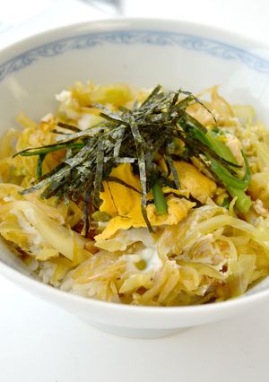 春キャベツの卵とじのせほんのりご飯-レシピのメイン写真