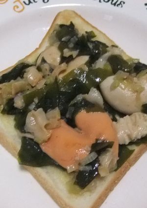 わかめとほたてとにんにくの炒めトースト-レシピのメイン写真