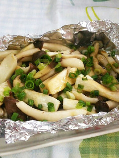 手軽にキノコのホイル蒸し焼き♪-レシピのメイン写真
